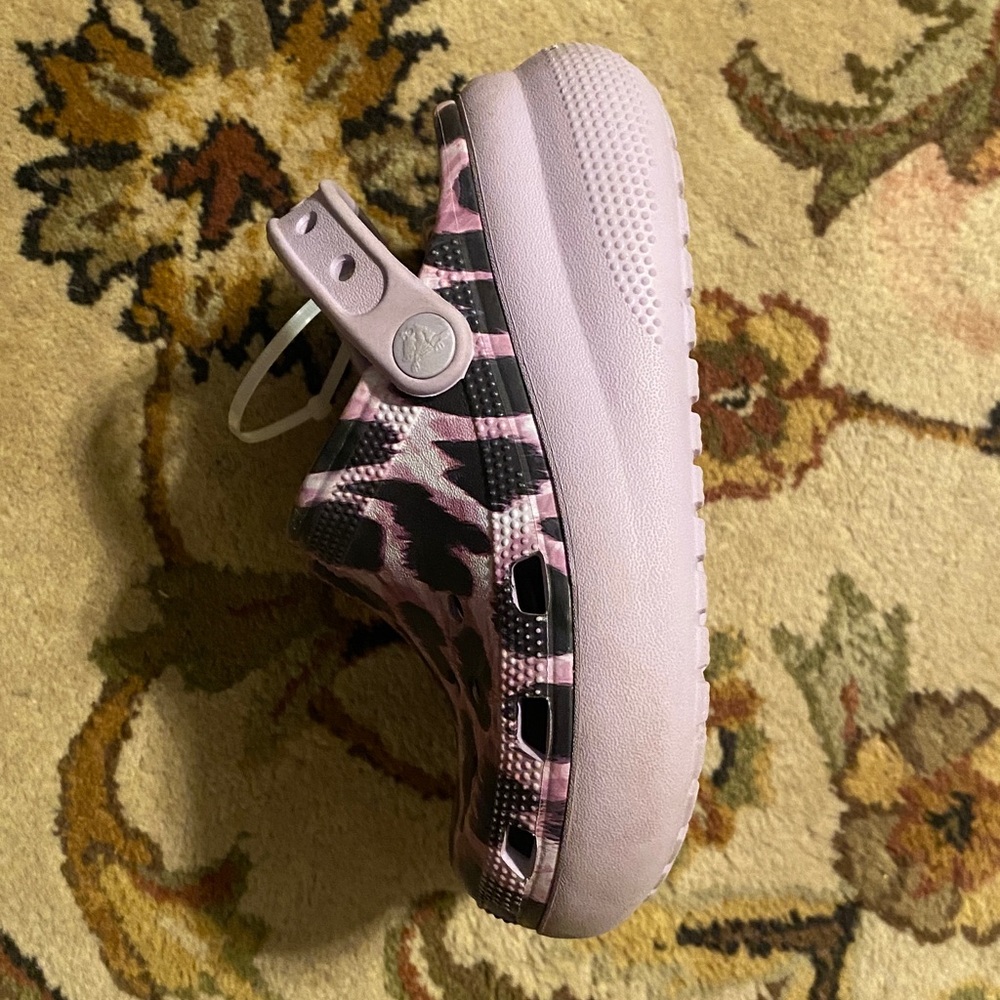 CROCS Kids Shoes in Pink and Black Leopard Print - Picture 3 of 7